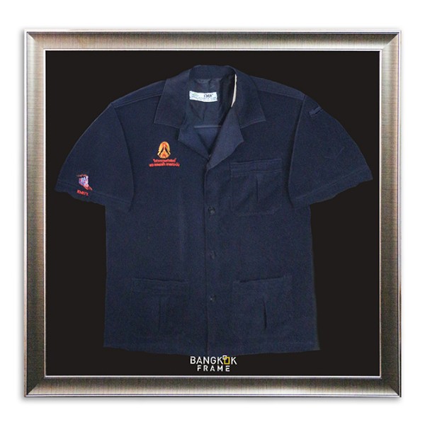 กรอบรูปโชร์เสื้อขาวพร้อมลายเซ็นนักร้องที่ชอบ